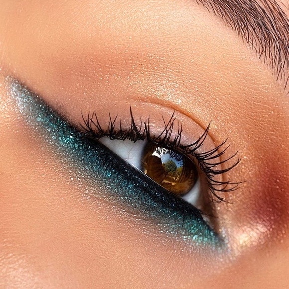 NARS eyeshadow in Tropic - Picture 7 of 10